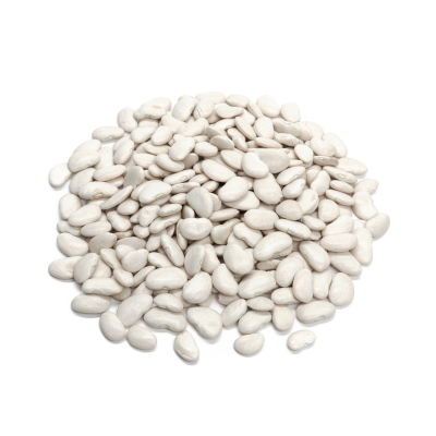 Monte de feijão branco seco sobre fundo branco