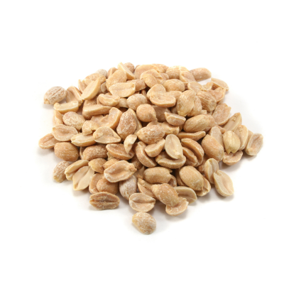 Montinho de amendoins descascados e salgados em fundo branco