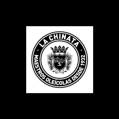 Logótipo preto e branco de La Chinata com brasão e texto circular