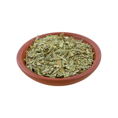 Folhas verdes secas em prato de barro castanho