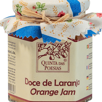 Frasco de doce de laranja com tampa decorada com tecido floral e etiqueta da marca Quinta das Poesias