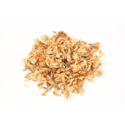 Flores secas em pilha sobre fundo branco