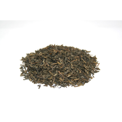 Montículo de chá solto verde e castanho sobre fundo branco