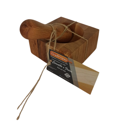 Pilão e almofariz de madeira com etiqueta pendurada