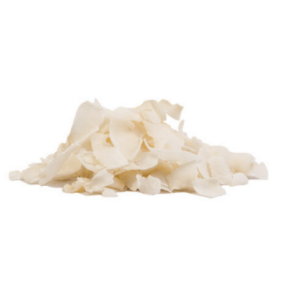 Lascas de coco seco branco sobre fundo branco