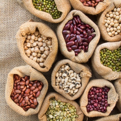 Sacos de juta com leguminosas coloridas variados