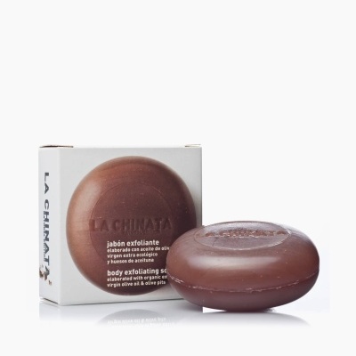 Sabonete esfoliante castanho com embalagem branca e texto em espanhol e inglês
