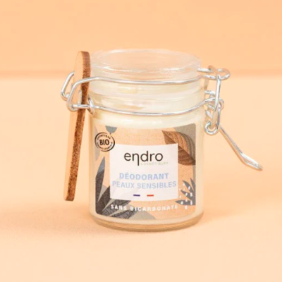 Frasco de vidro com desodorizante sólido e espátula de madeira