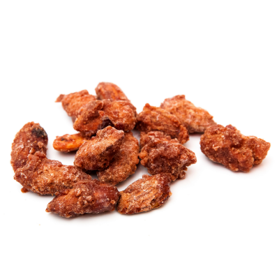 Amêndoas torradas com cobertura açucarada sobre fundo branco