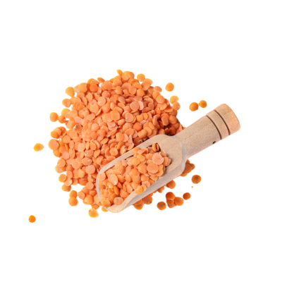 Lentilhas vermelhas secas com colher de madeira sobre fundo branco