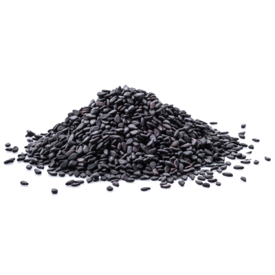 Pilha de sementes pretas pequenas sobre fundo branco