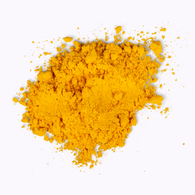 Pó amarelo alaranjado sobre fundo branco