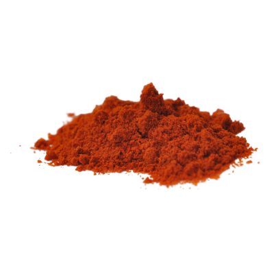 Pó vermelho de especiaria sobre fundo branco