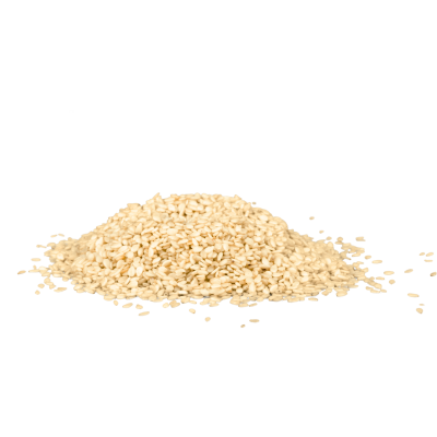Montinho de sementes de sésamo claras em fundo branco
