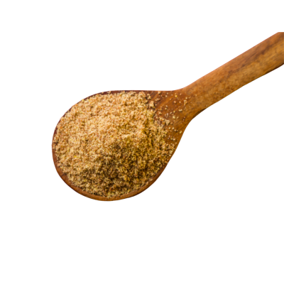 Colher de madeira com pó castanho claro