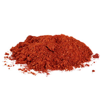 montinho de pó vermelho fino sobre fundo branco