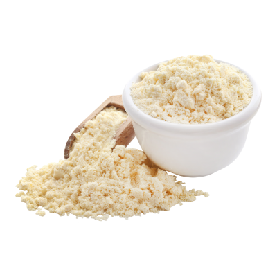 Pó beige numa tigela branca com colher de madeira ao lado