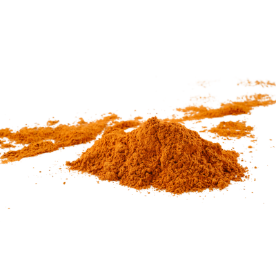 Pilha de especiaria em pó castanha alaranjada sobre fundo branco