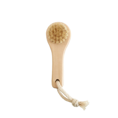 Escova pequena com cabo de madeira clara e cerdas naturais com cordão