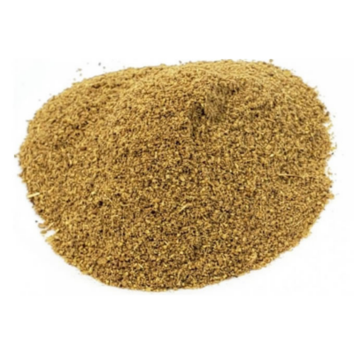 Especiaria em pó castanha clara viste sobre fundo branco