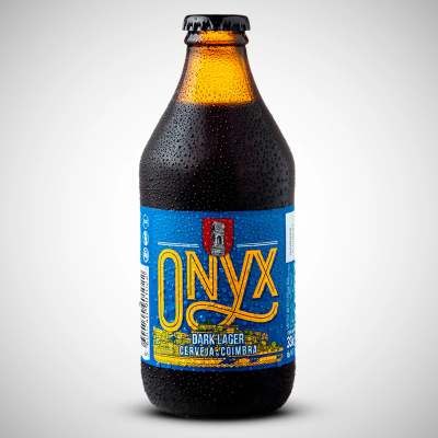 Garrafa castanha de cerveja Onyx Dark Lager com rótulo azul e texto amarelo e branco isolada