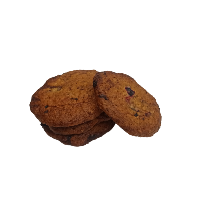 Bolachas redondas marrons claras com pedaços escuros e vermelhos empilhadas