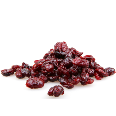 Monte de bagas secas vermelhas sobre fundo branco