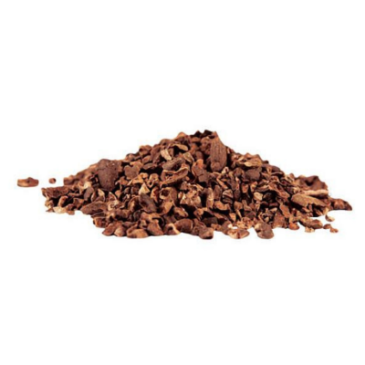 Pedaços de casca ou lascas de madeira castanha sobre fundo branco