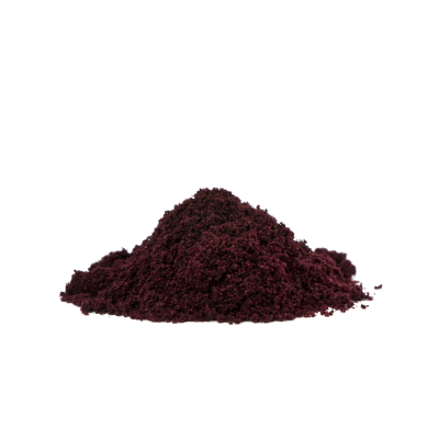 Pó granulado roxo escuro sobre superfície branca