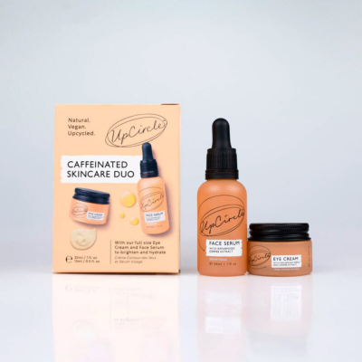 Conjunto de cuidados de pele UpCircle com sérum facial e creme para olhos em embalagem pêssego