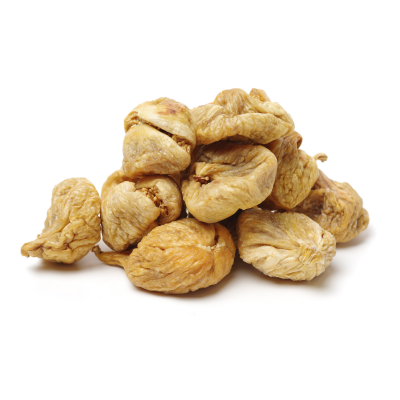 Figos secos empilhados em fundo branco