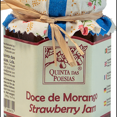 Frasco de doce de morango com tampa coberta por tecido floral e laço
