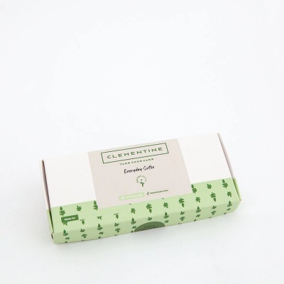 Embalagem branca e verde com padrão de folhas e texto CLEMENTINE