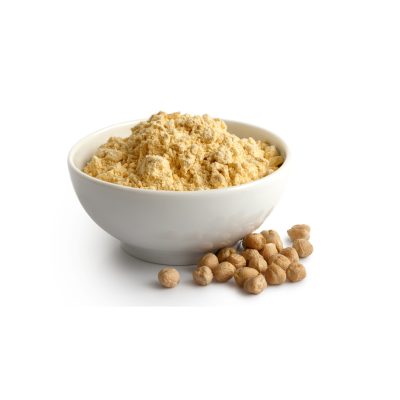 Tigela branca com farinha amarela clara e grãos castanhos claros em fundo branco