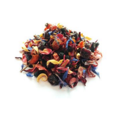 Mistura de chá de frutas secas e pétalas coloridas sobre fundo branco