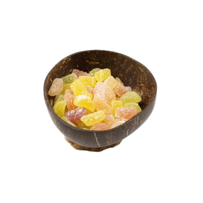 Tigela de coco com doces cristalizados coloridos