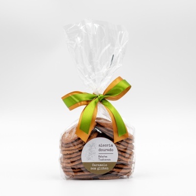 Pacote transparente com biscoitos castanhos empilhados e etiqueta redonda branca.