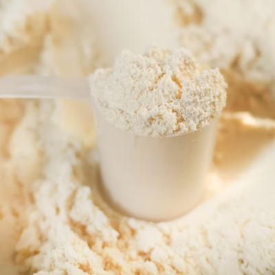 Doseador com pó branco sobre superfície com pó branco