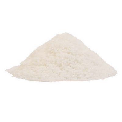 Monte de arroz branco cru sobre fundo branco