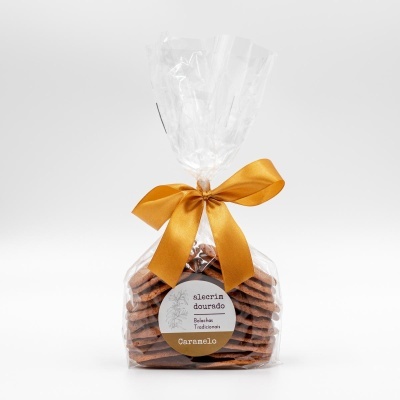 Pacote de bolachas tradicionais com laço dourado e etiqueta branca com texto