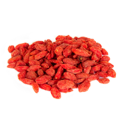 Bagas de goji secas vermelhas num fundo branco
