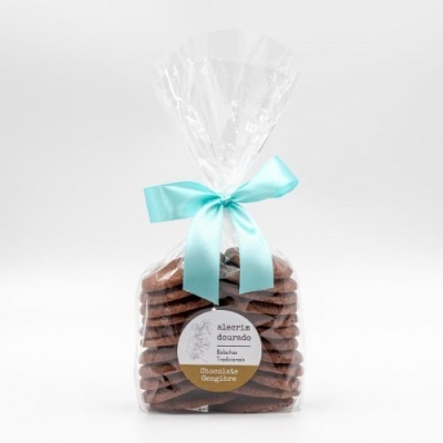 Pacote de biscoitos de chocolate com fita azul e etiqueta com texto