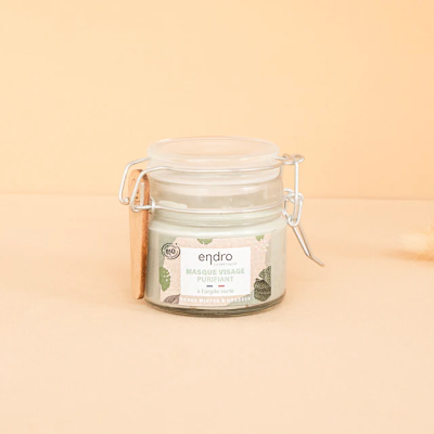 Frasco em vidro com creme e etiqueta branca e verde