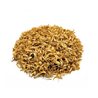 Pilha de massa seca fina amarela numa superfície branca