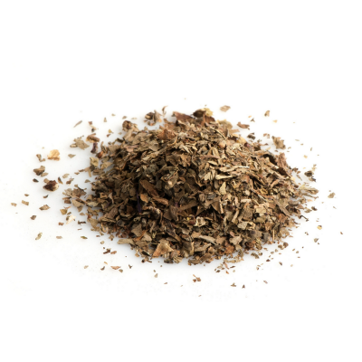 Folhas secas trituradas castanhas sobre fundo branco