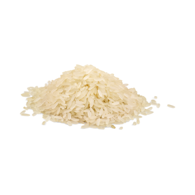Grão de arroz branco cru empilhado sobre fundo branco