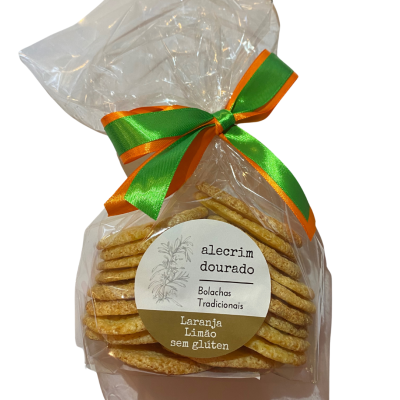 Pacote de bolachas tradicionais com etiqueta e laço colorido.