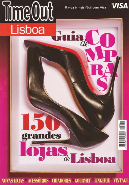 Sapatos de salto alto pretos numa caixa com texto promocional da revista Time Out Lisboa.