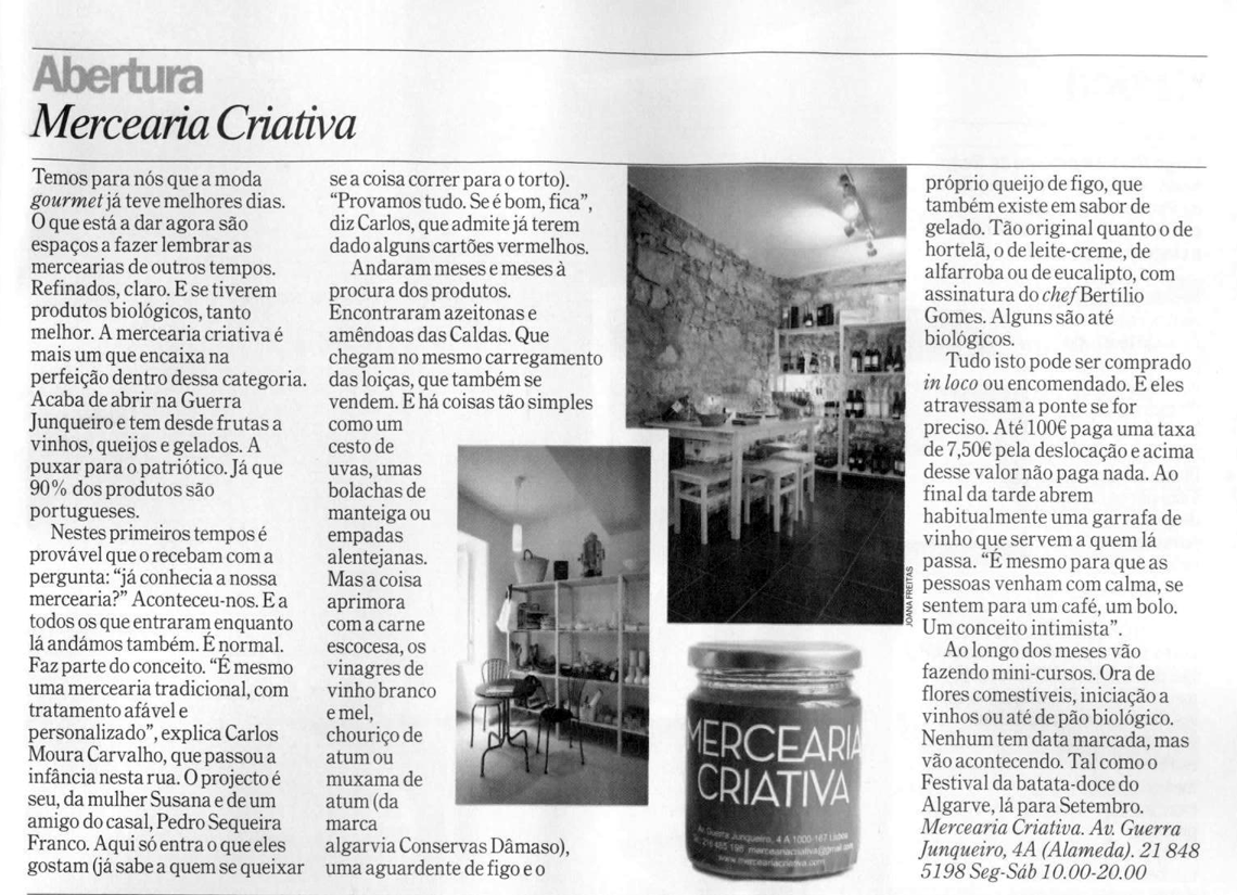 Frasco de vidro com rótulo 'MERCEARIA CRIATIVA' numa mesa de madeira com fundo de jornal.