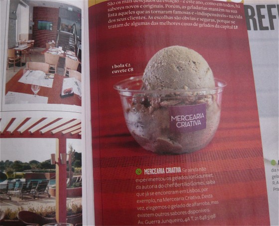 Taça de vidro com gelado alfarroba da Mercearia Criativa em página de revista com fundo vermelho